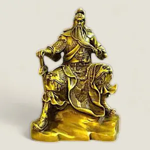 Tượng Quan Công ngồi vuốt râu