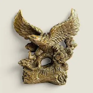 Tượng đại bàng đứng gốc tùng